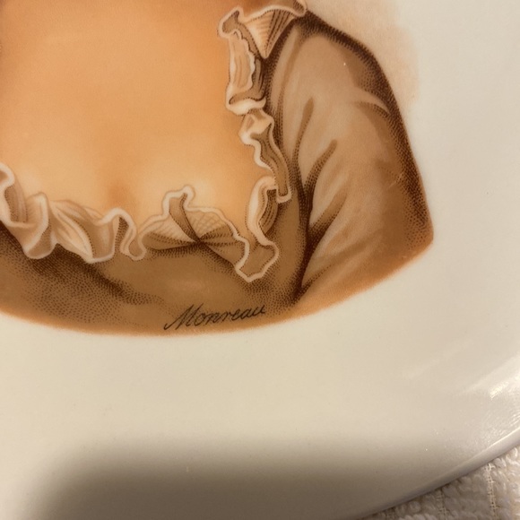 Monreau Decorative plate with beautiful lady on it. Bridgerton - Picture 5 of 9